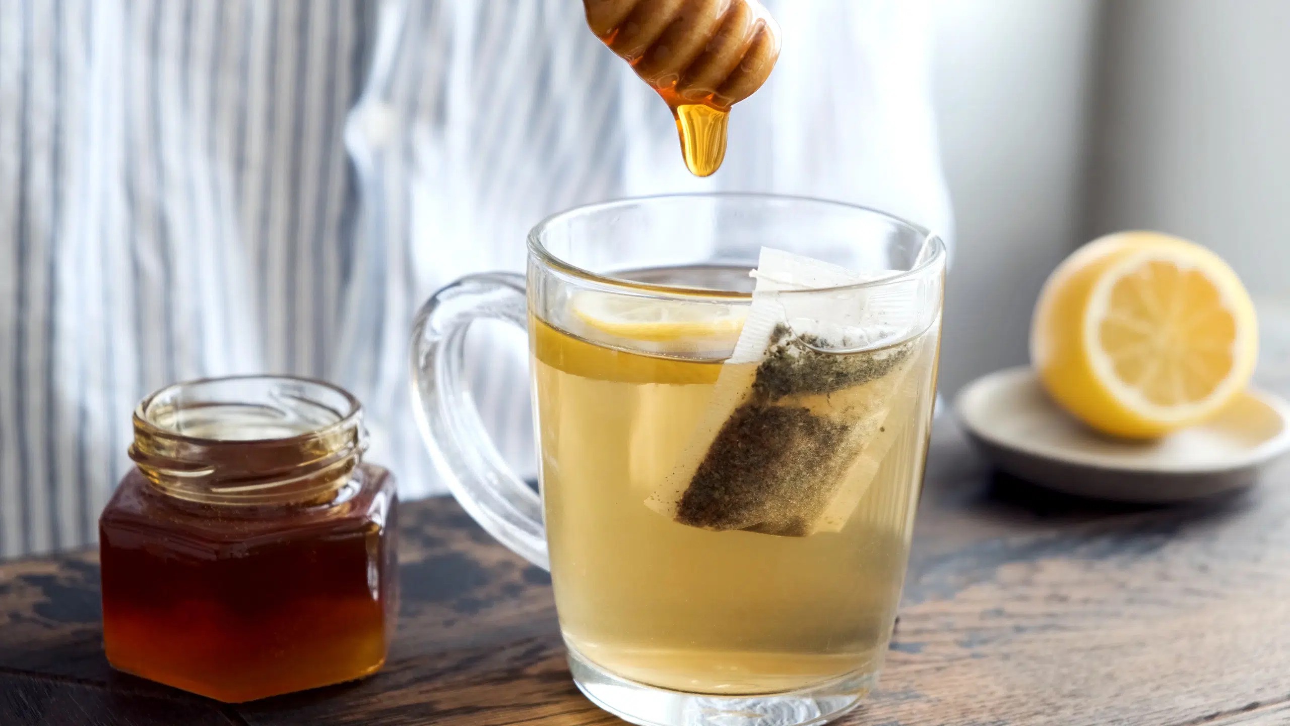 benefits-of-honey-with-warm-water-on-an-empty-stomach